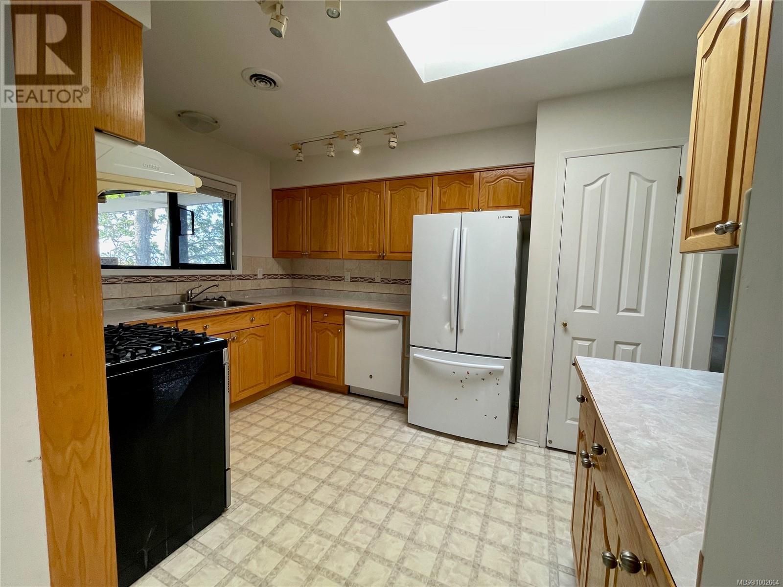 Single Family House for Sale in  Summit Ave Victoria 
