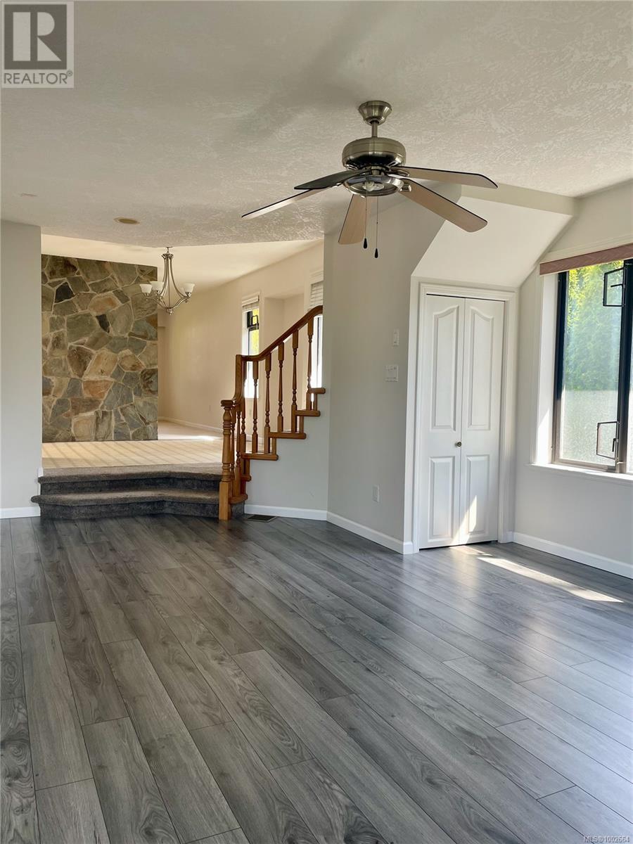 Single Family House for Sale in  Summit Ave Victoria 
