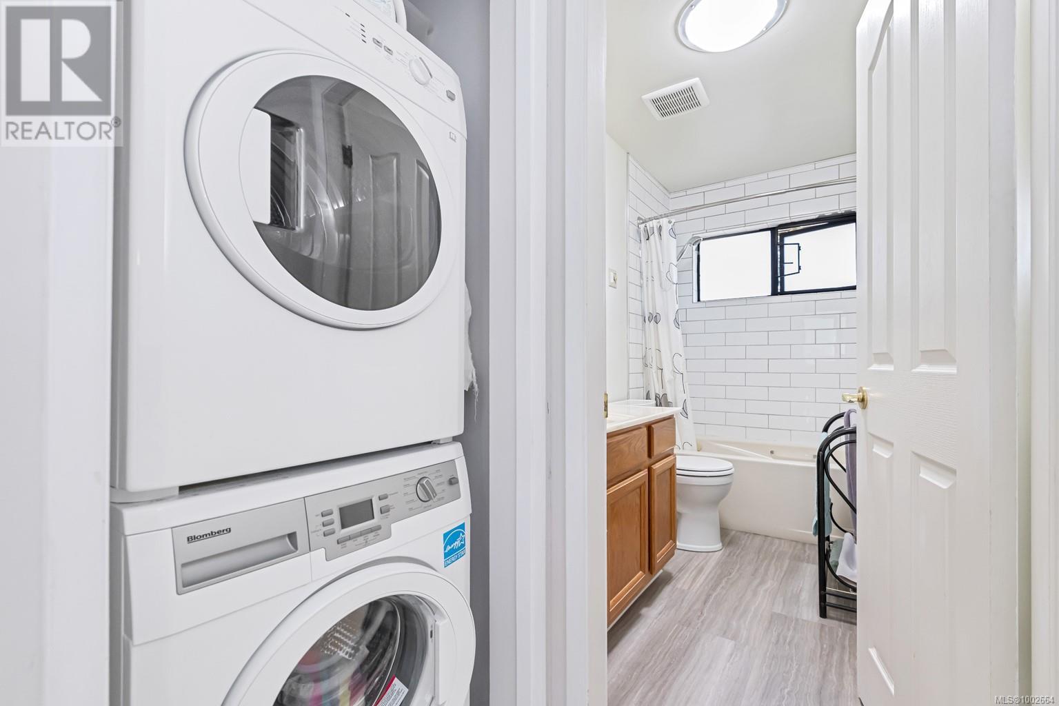 1135 Summit Ave, Victoria, British Columbia
