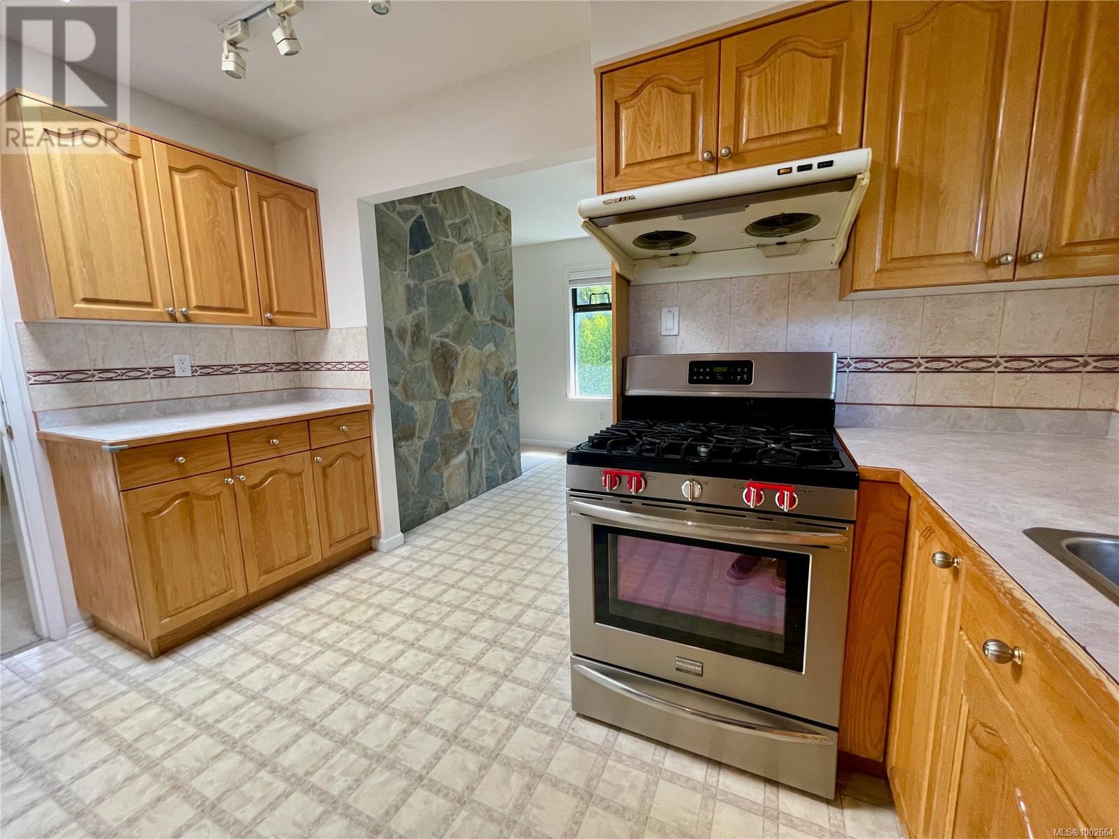 Single Family House for Sale in  Summit Ave Victoria 
