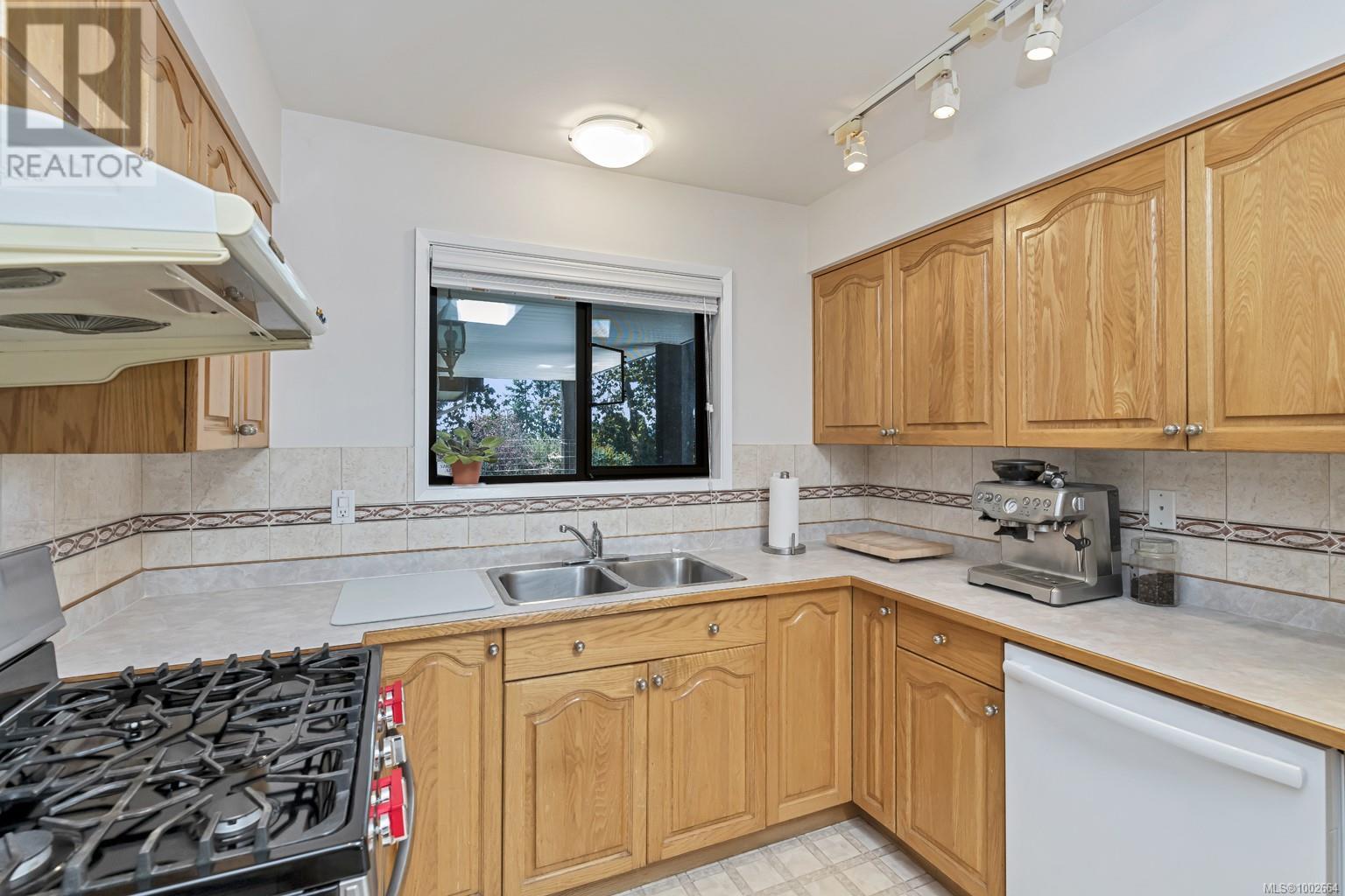 Single Family House for Sale in  Summit Ave Victoria 