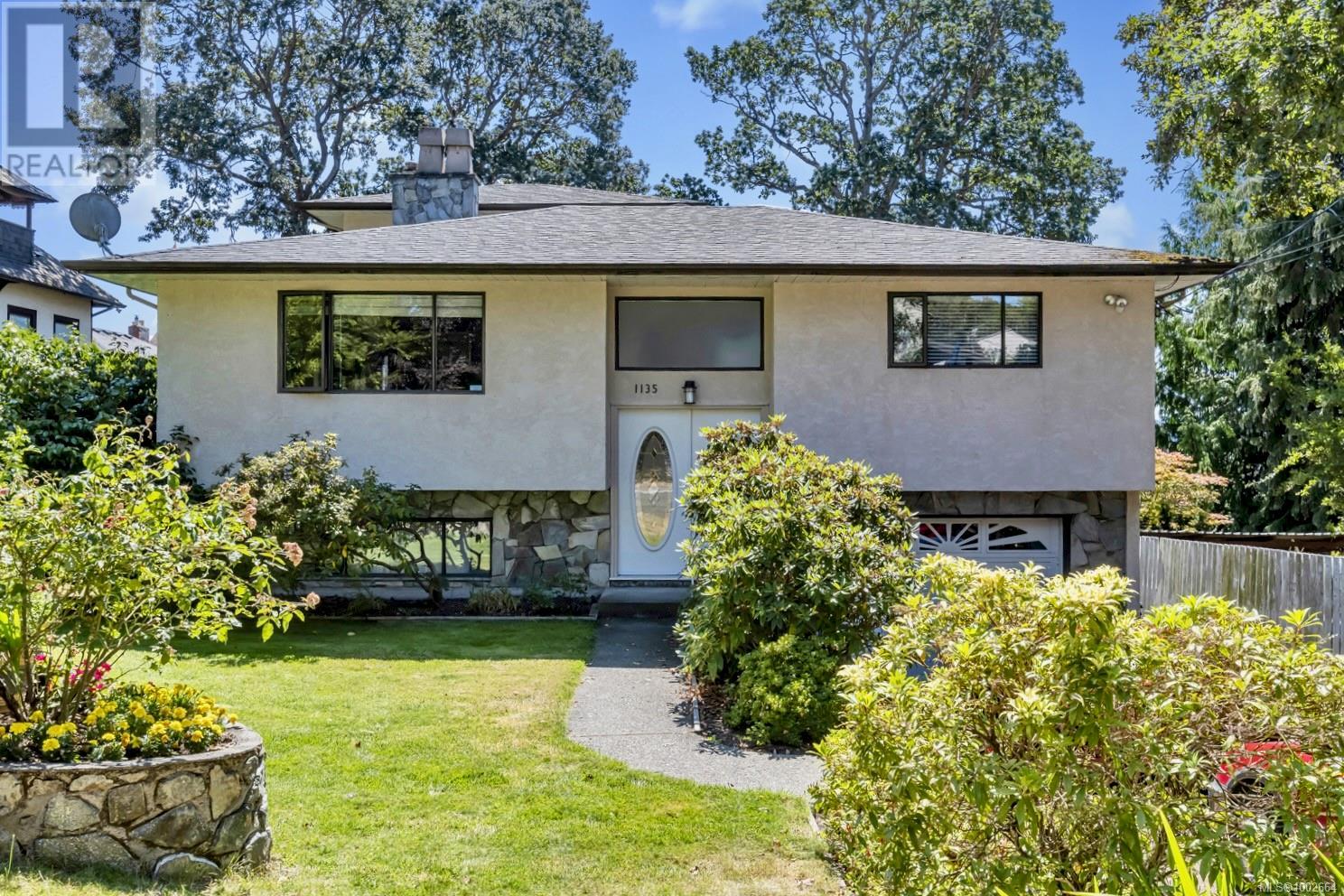 Single Family House for Sale in  Summit Ave Victoria 