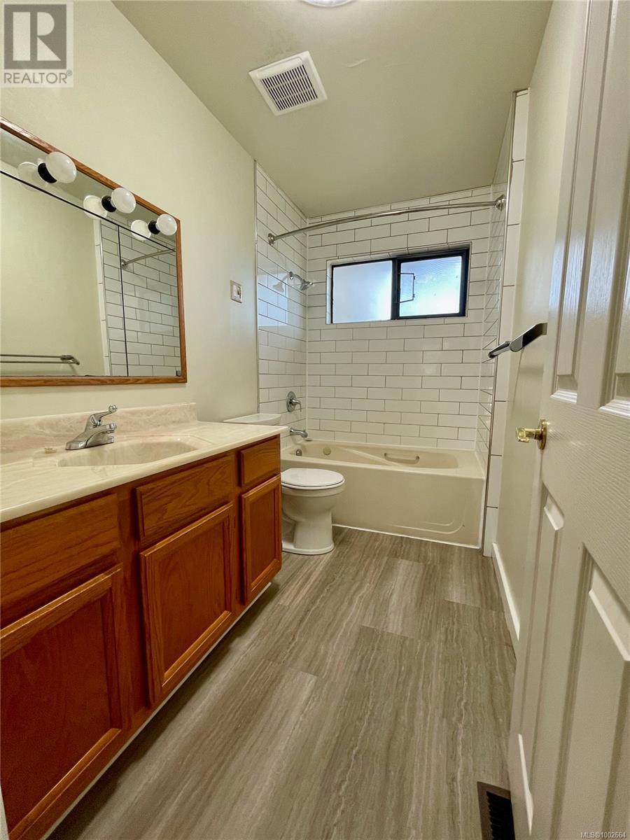 Single Family House for Sale in  Summit Ave Victoria 