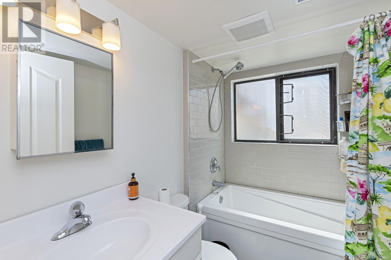 Single Family House for Sale in  Summit Ave Victoria 