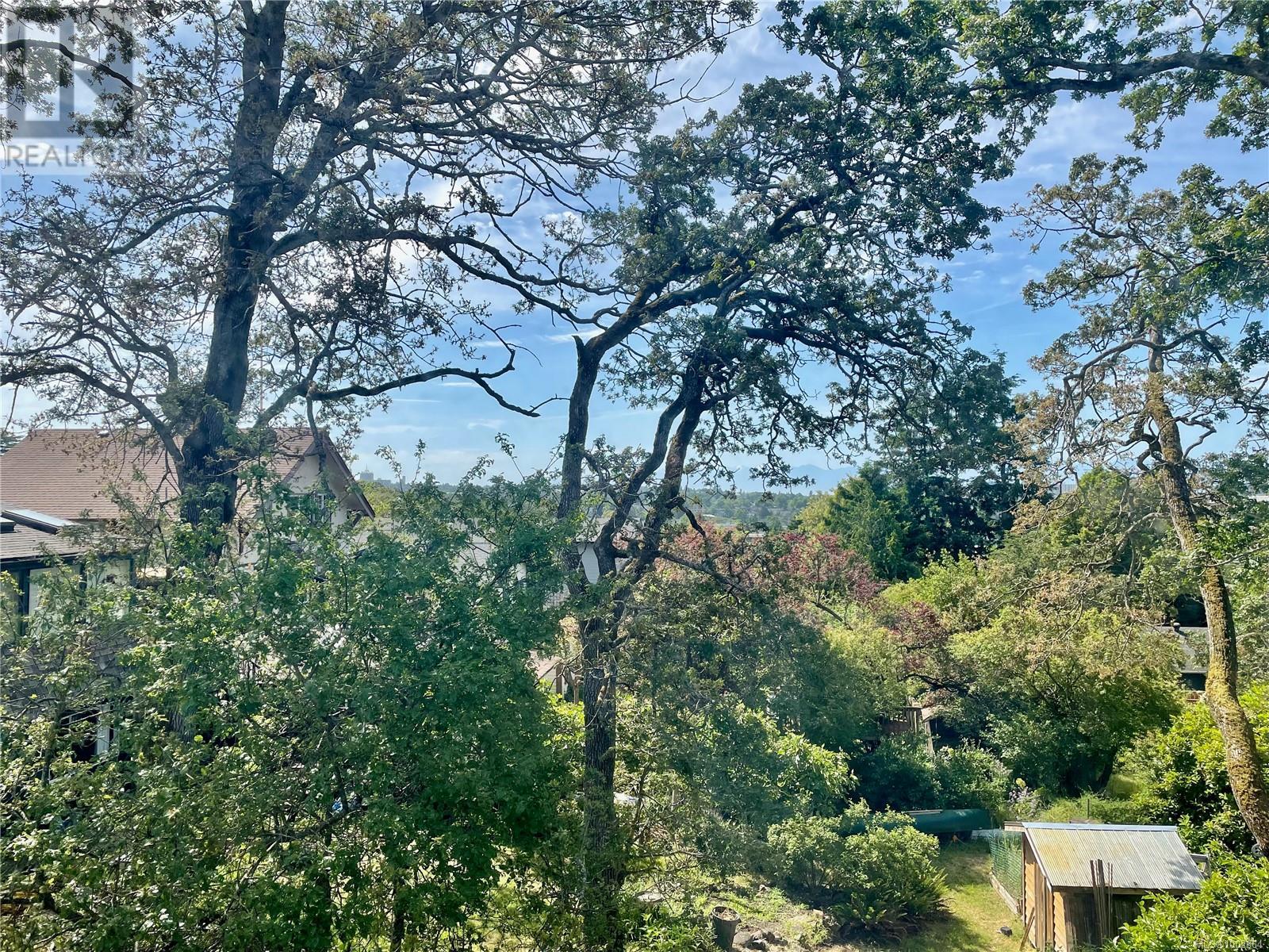 Single Family House for Sale in  Summit Ave Victoria 