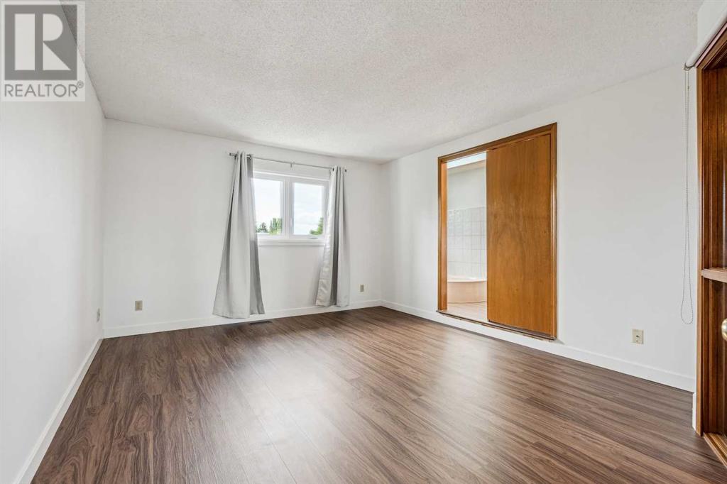Single Family House for Sale in  Sandpiper Circle NW Sandstone Valley Calgary 