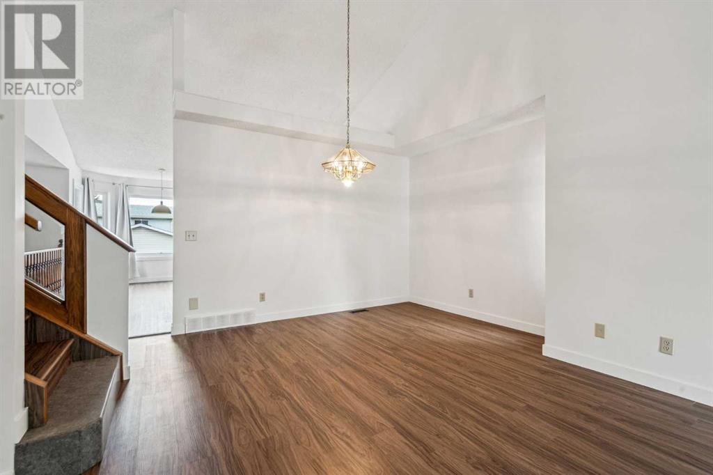 Single Family House for Sale in  Sandpiper Circle NW Sandstone Valley Calgary 