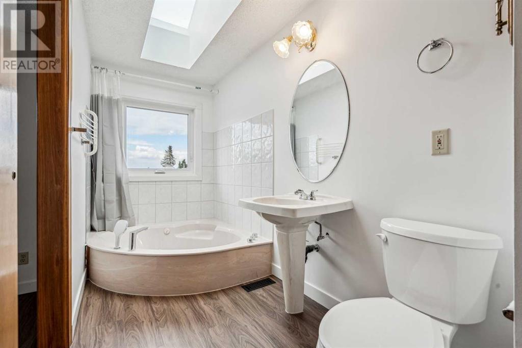 Single Family House for Sale in  Sandpiper Circle NW Sandstone Valley Calgary 