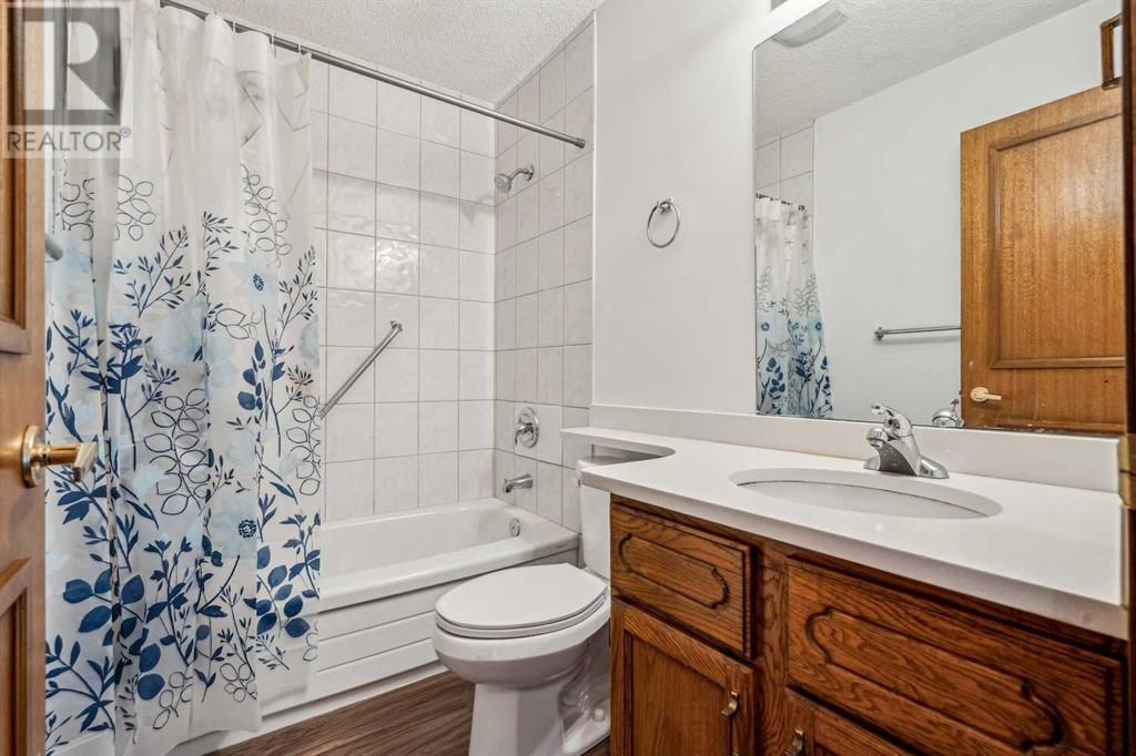 Single Family House for Sale in  Sandpiper Circle NW Sandstone Valley Calgary 