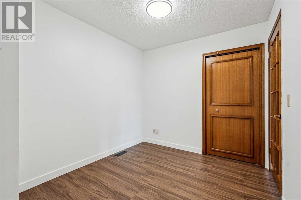 Single Family House for Sale in  Sandpiper Circle NW Sandstone Valley Calgary 