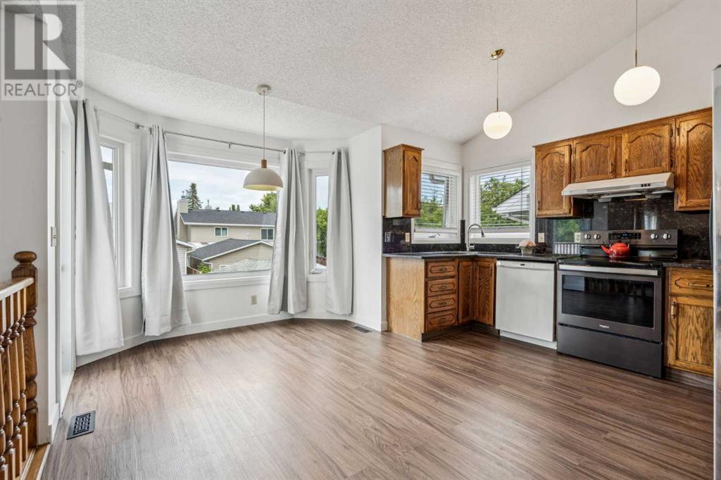 Single Family House for Sale in  Sandpiper Circle NW Sandstone Valley Calgary 