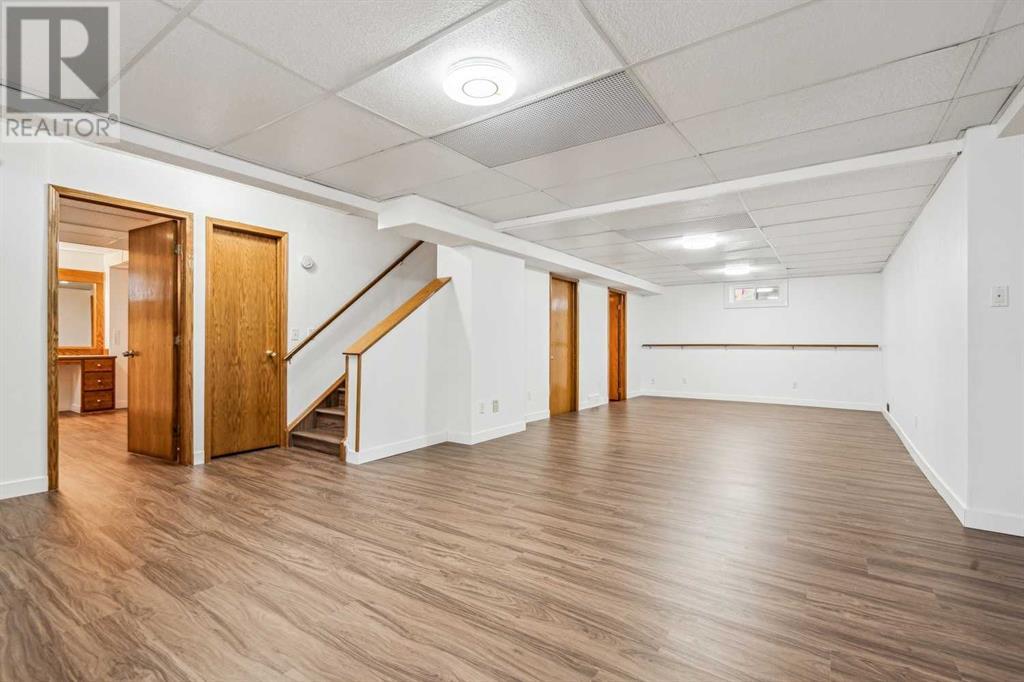 Single Family House for Sale in  Sandpiper Circle NW Sandstone Valley Calgary 