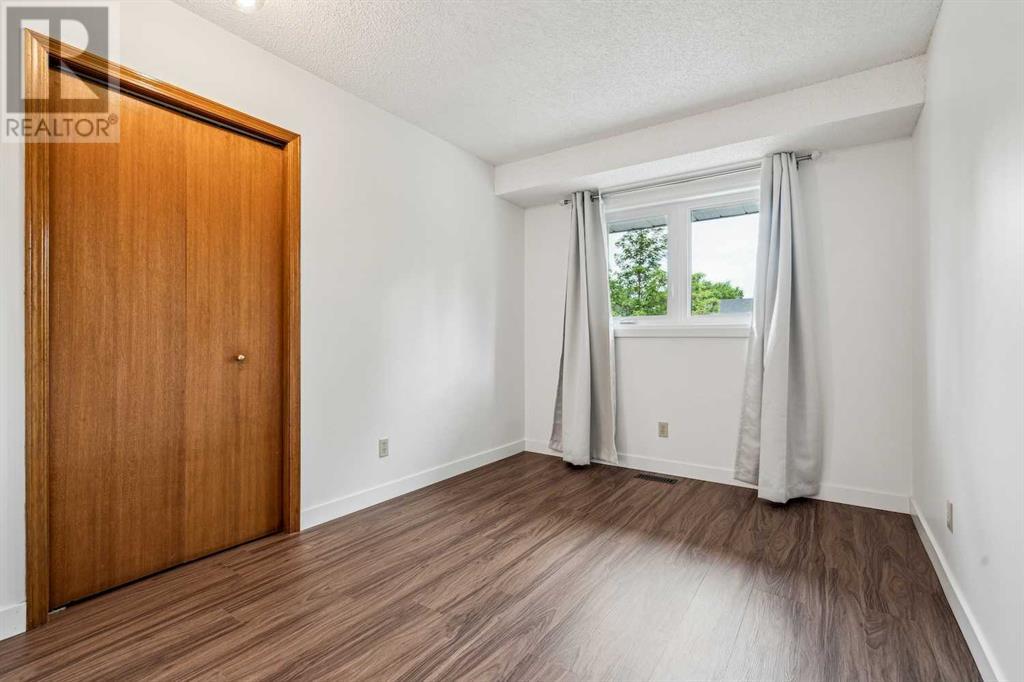 Single Family House for Sale in  Sandpiper Circle NW Sandstone Valley Calgary 