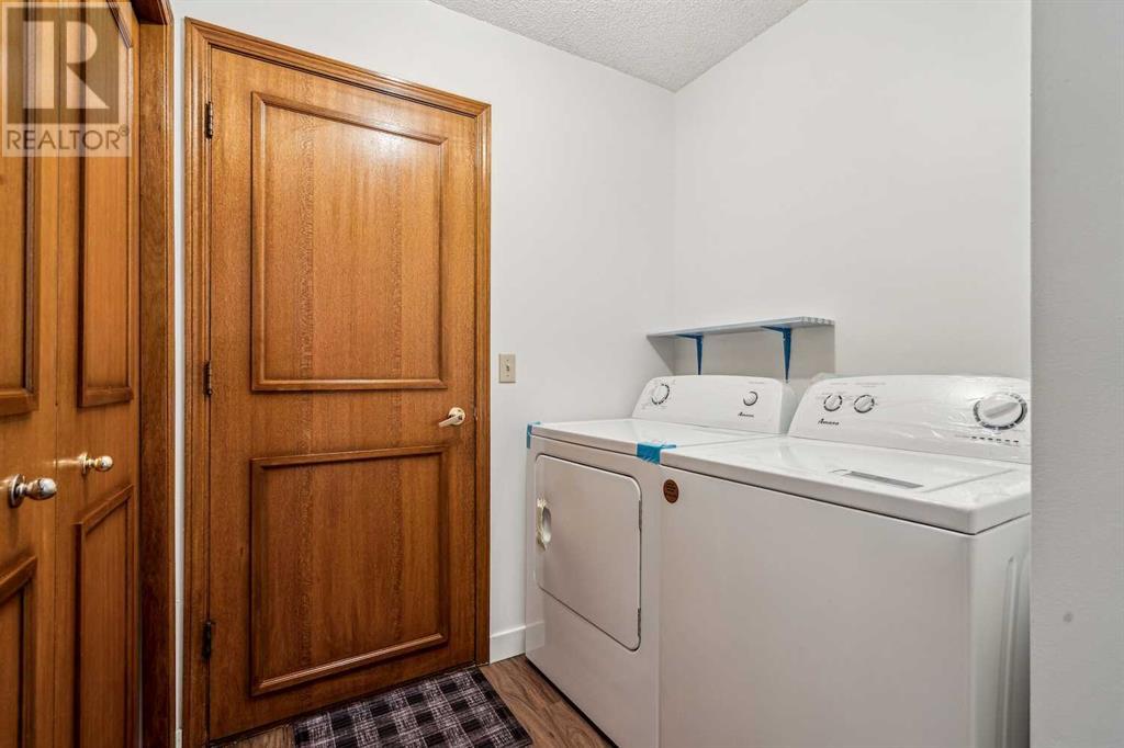 Single Family House for Sale in  Sandpiper Circle NW Sandstone Valley Calgary 