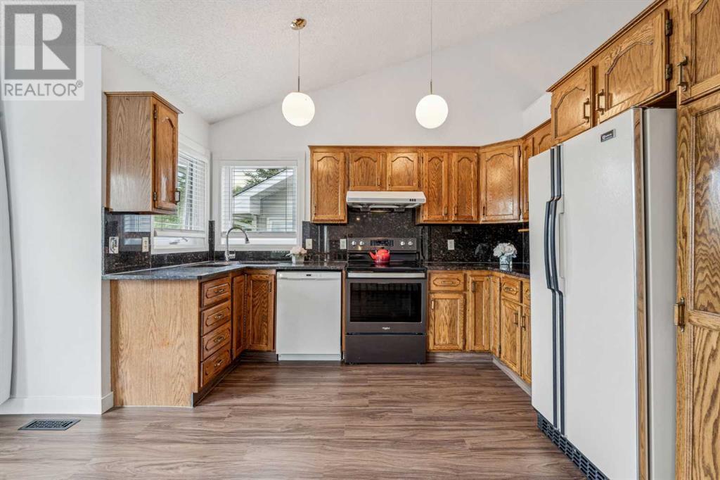 Single Family House for Sale in  Sandpiper Circle NW Sandstone Valley Calgary 