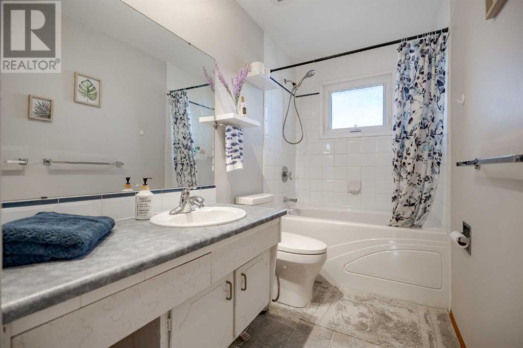 Single Family House Bi-level for Sale in  Addison Drive SE Acadia Calgary 