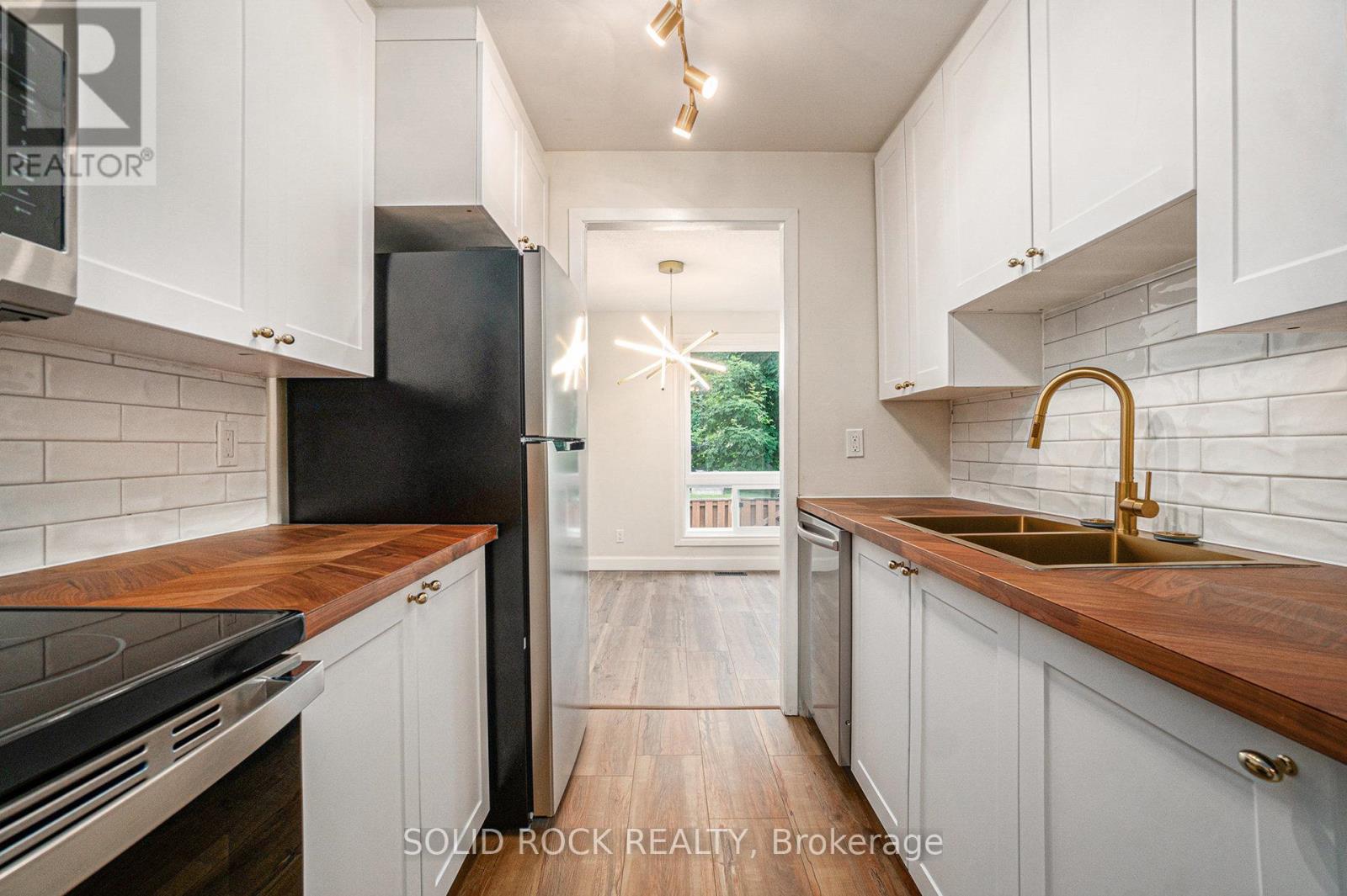 Photo 11 of 33 Thistledown Court, Ottawa ON