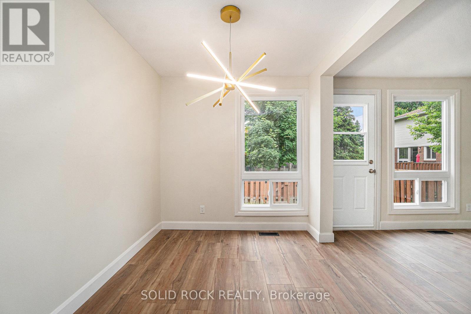 Photo 14 of 33 Thistledown Court, Ottawa ON