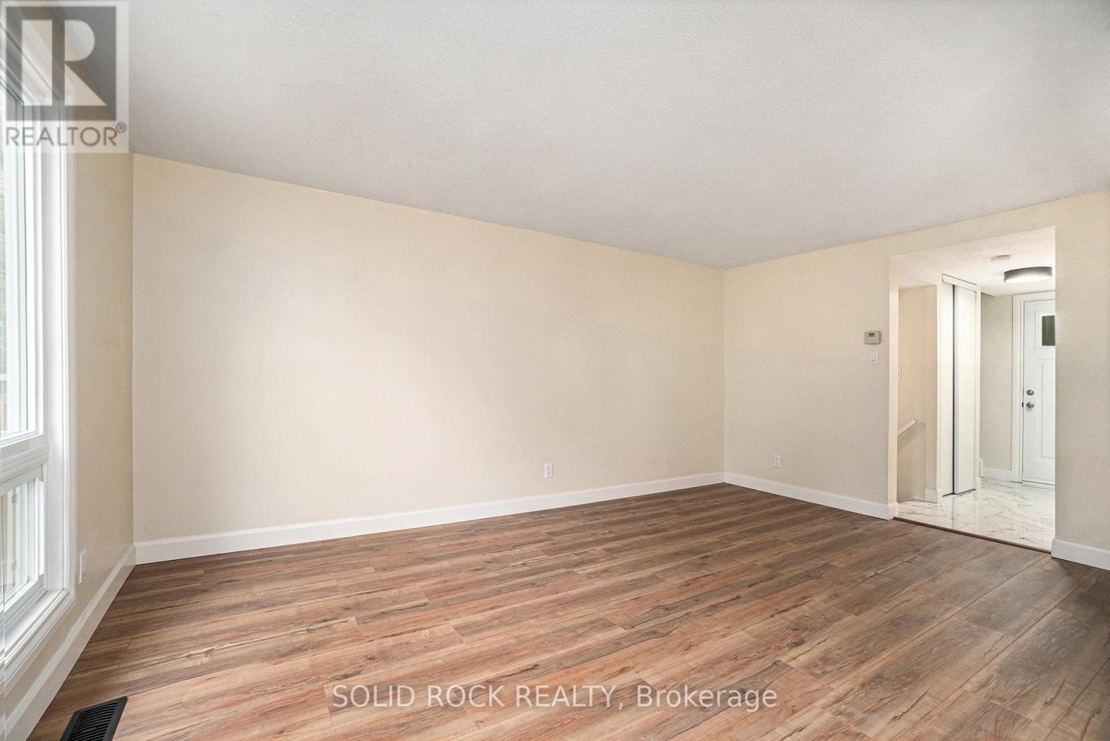 Photo 18 of 33 Thistledown Court, Ottawa ON