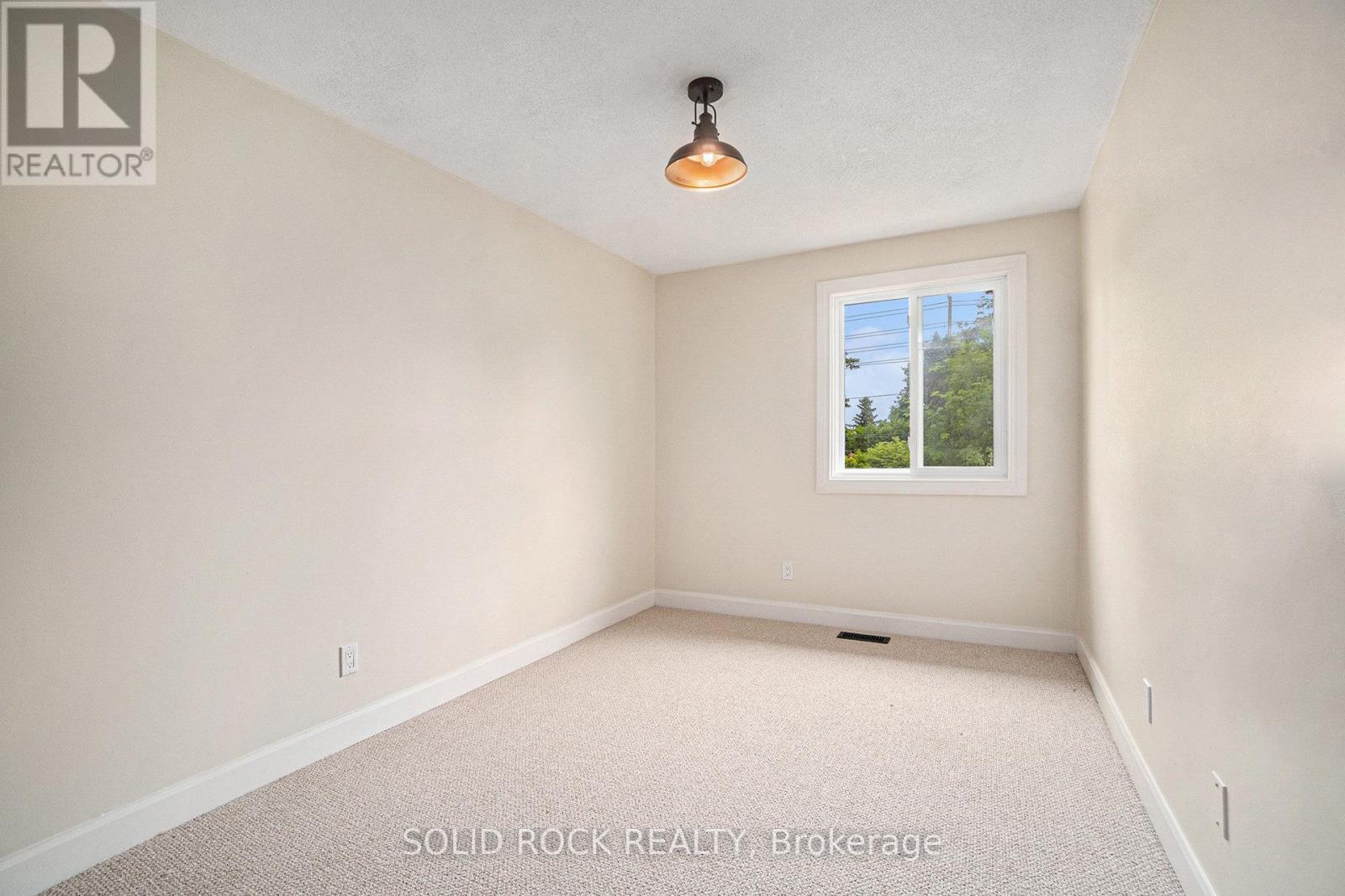 Photo 13 of 33 Thistledown Court, Ottawa ON