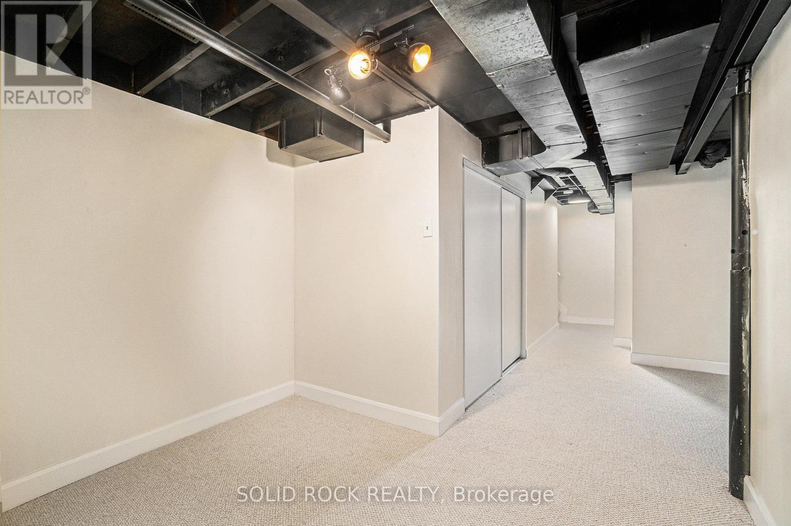 Photo 12 of 33 Thistledown Court, Ottawa ON