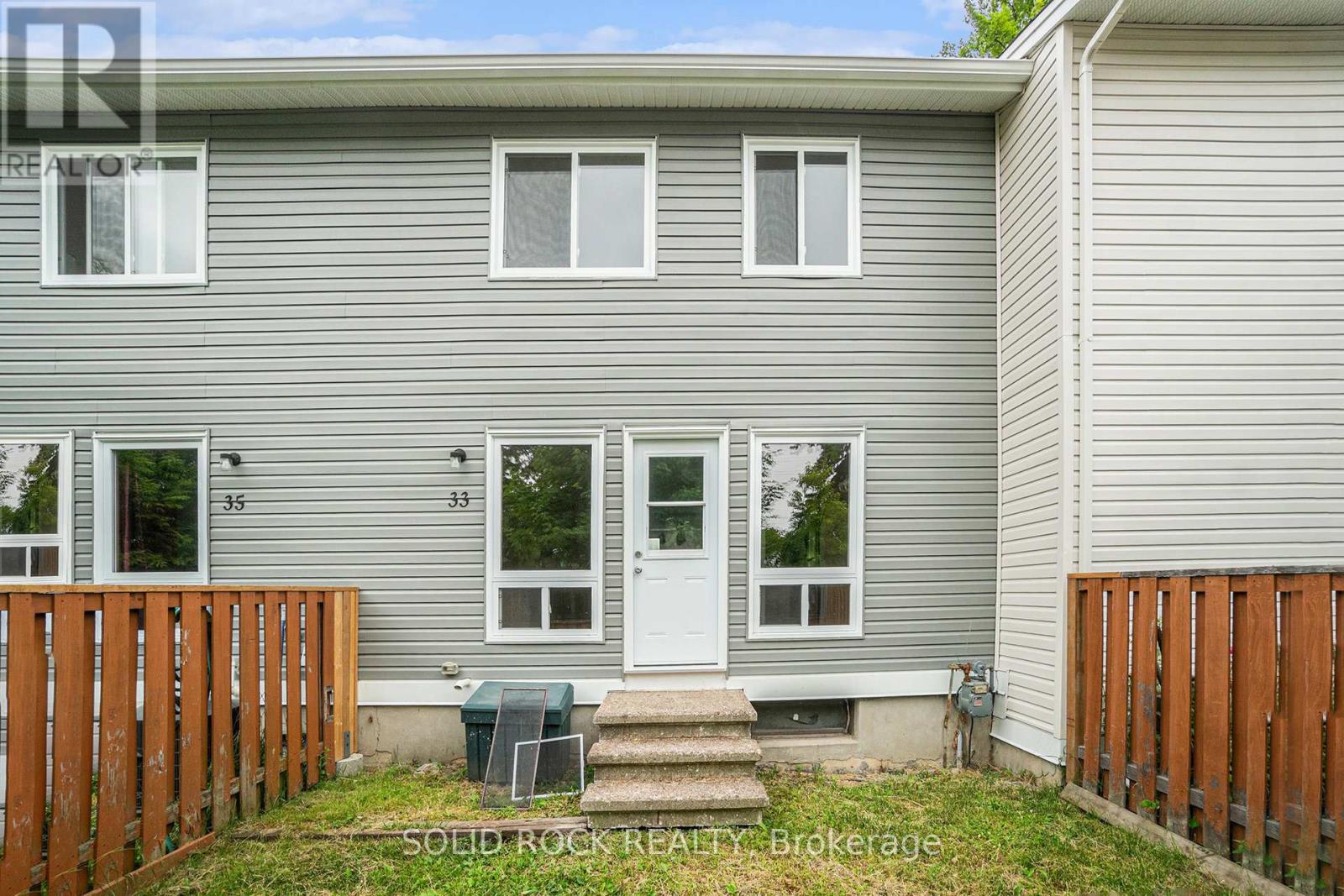 Photo 1 of 33 Thistledown Court, Ottawa ON