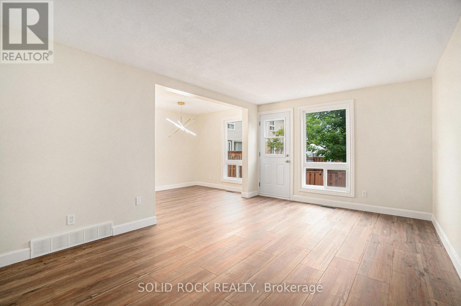 Photo 8 of 33 Thistledown Court, Ottawa ON