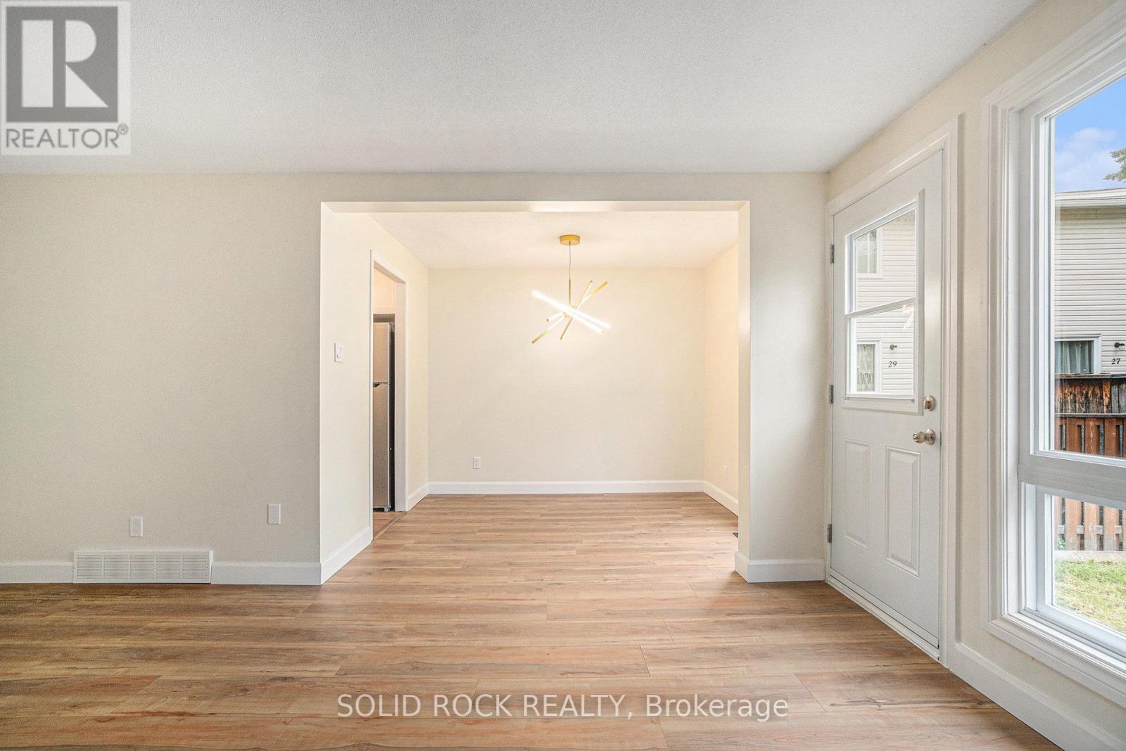 Photo 24 of 33 Thistledown Court, Ottawa ON
