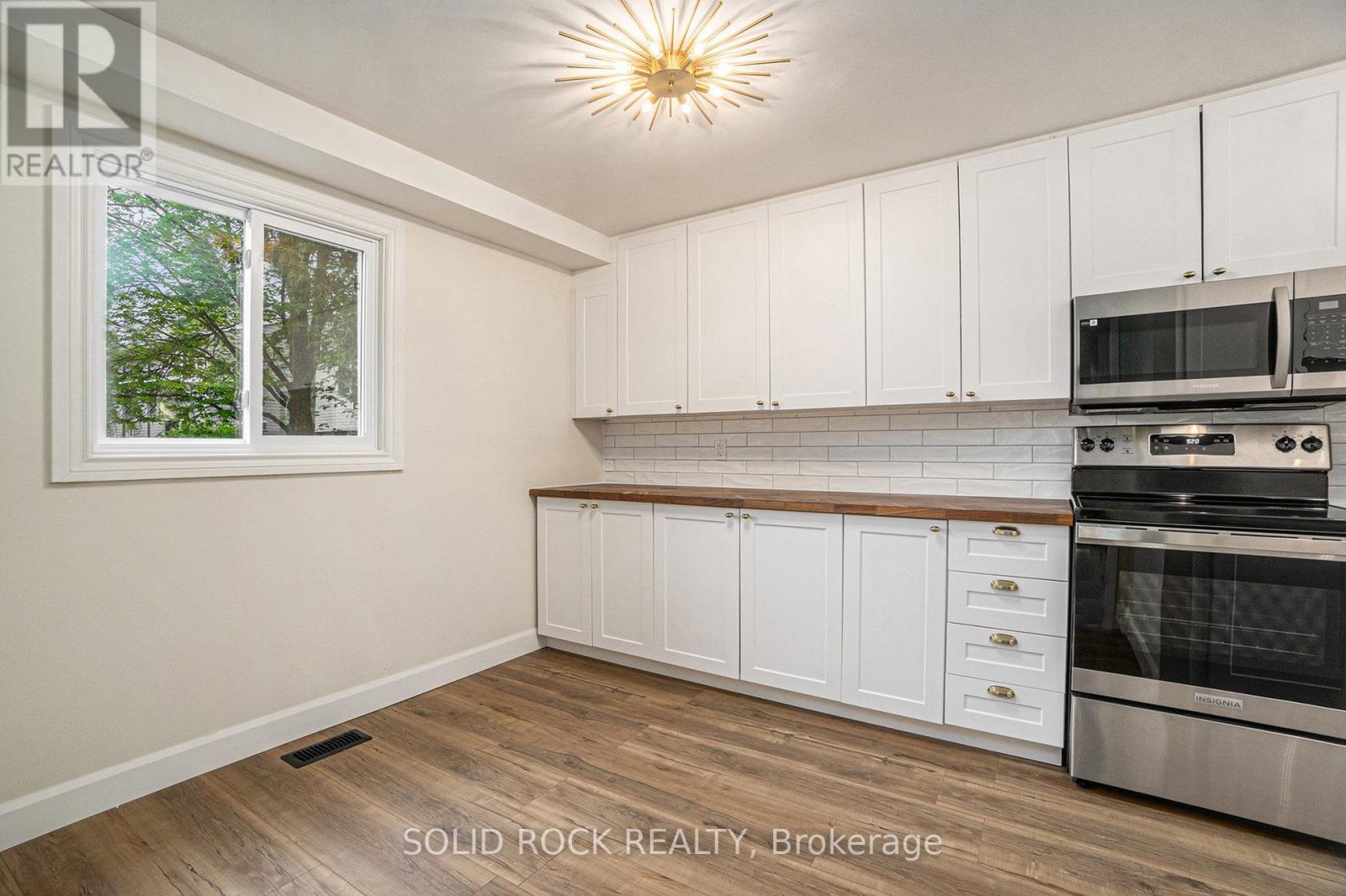 Photo 3 of 33 Thistledown Court, Ottawa ON