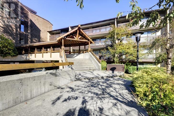 Photo 3 of 414 9857 Manchester Drive, Burnaby BC