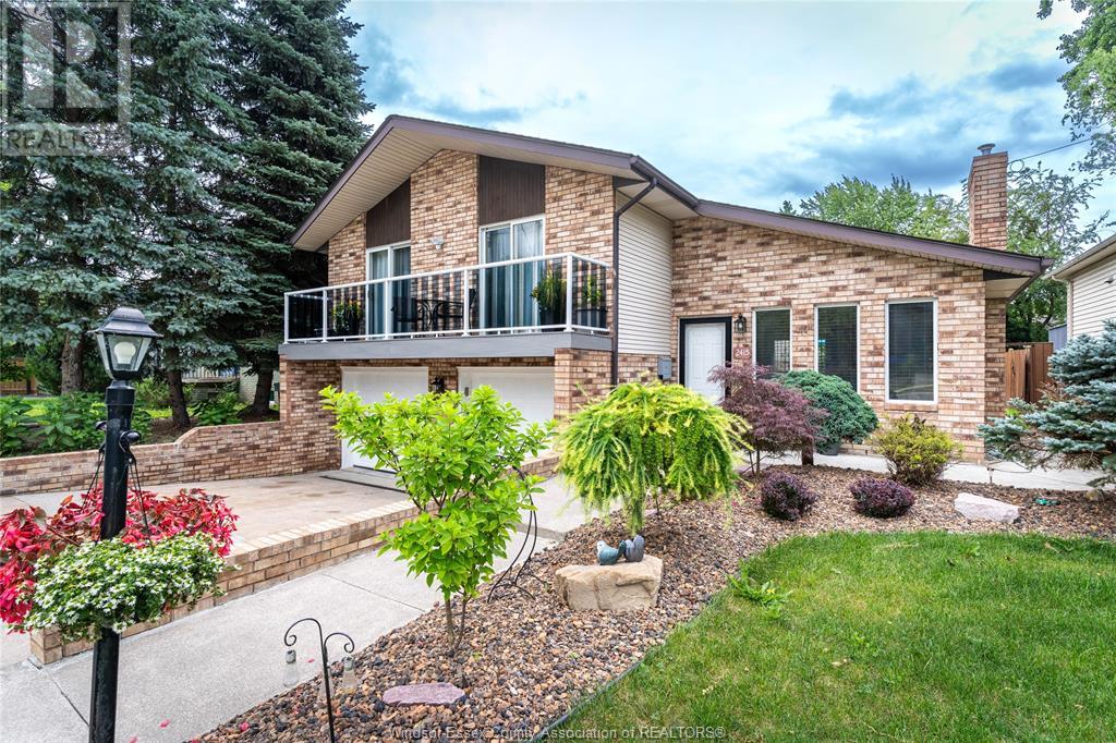 Photo 3 of 2415 Cabana Road W, Windsor ON