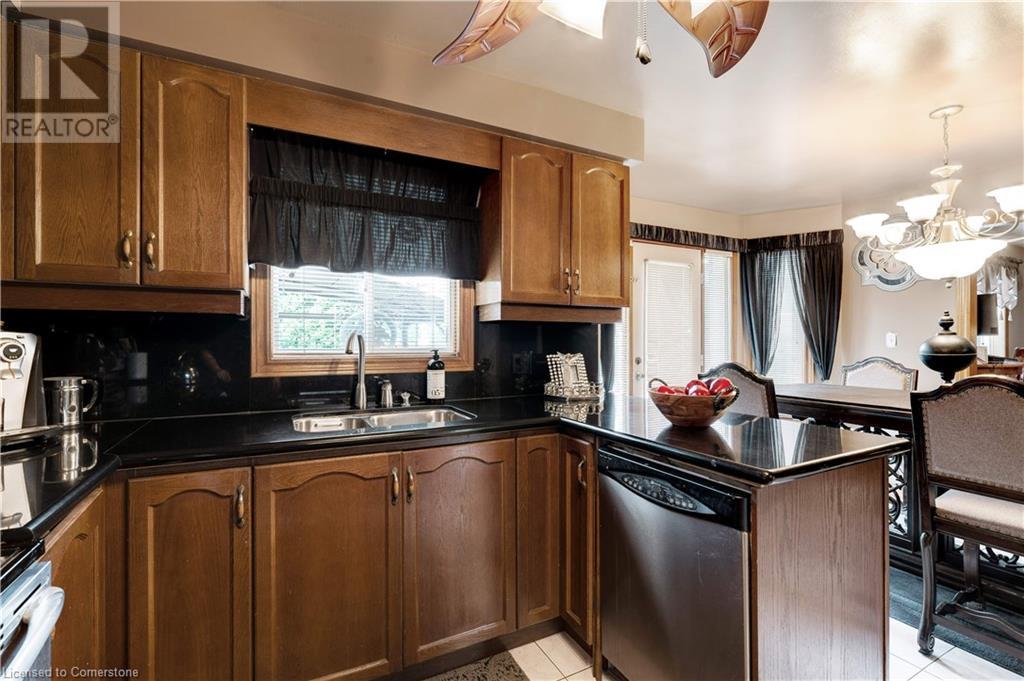 Photo 38 of 9 Sugarberry Court, Stoney Creek ON