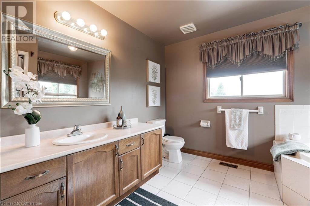Photo 8 of 9 Sugarberry Court, Stoney Creek ON