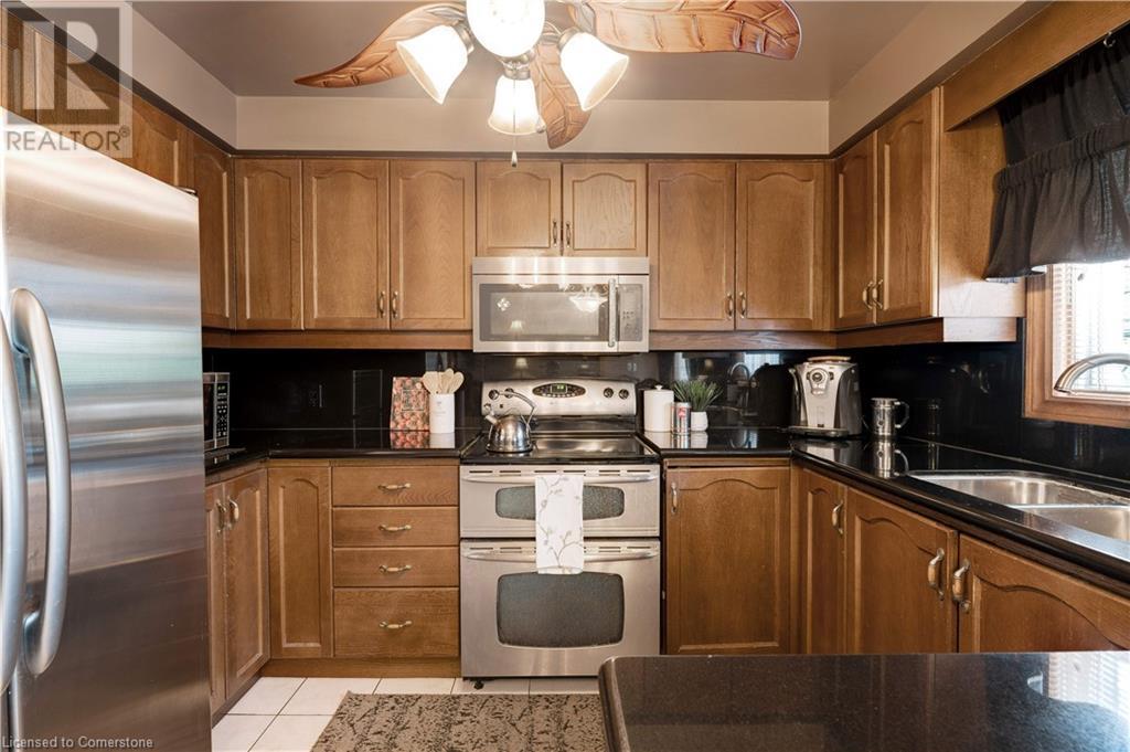 Photo 3 of 9 Sugarberry Court, Stoney Creek ON