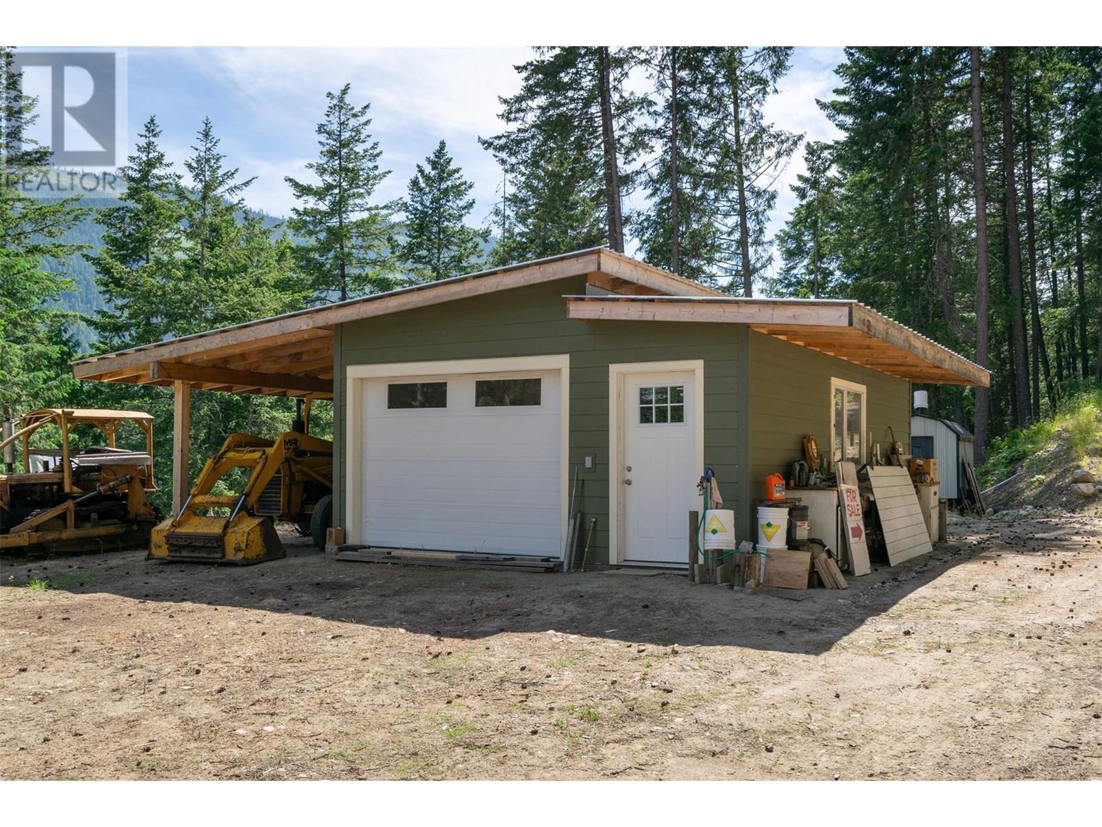 1771 Skimikin Road, Tappen