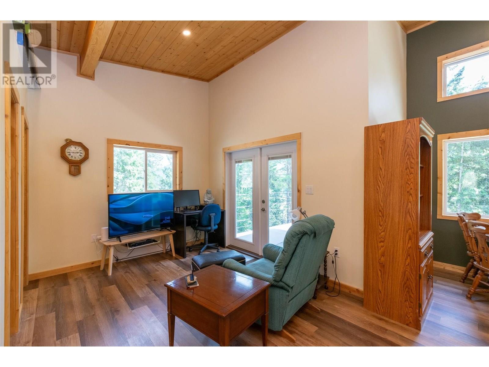 1771 Skimikin Road, Tappen