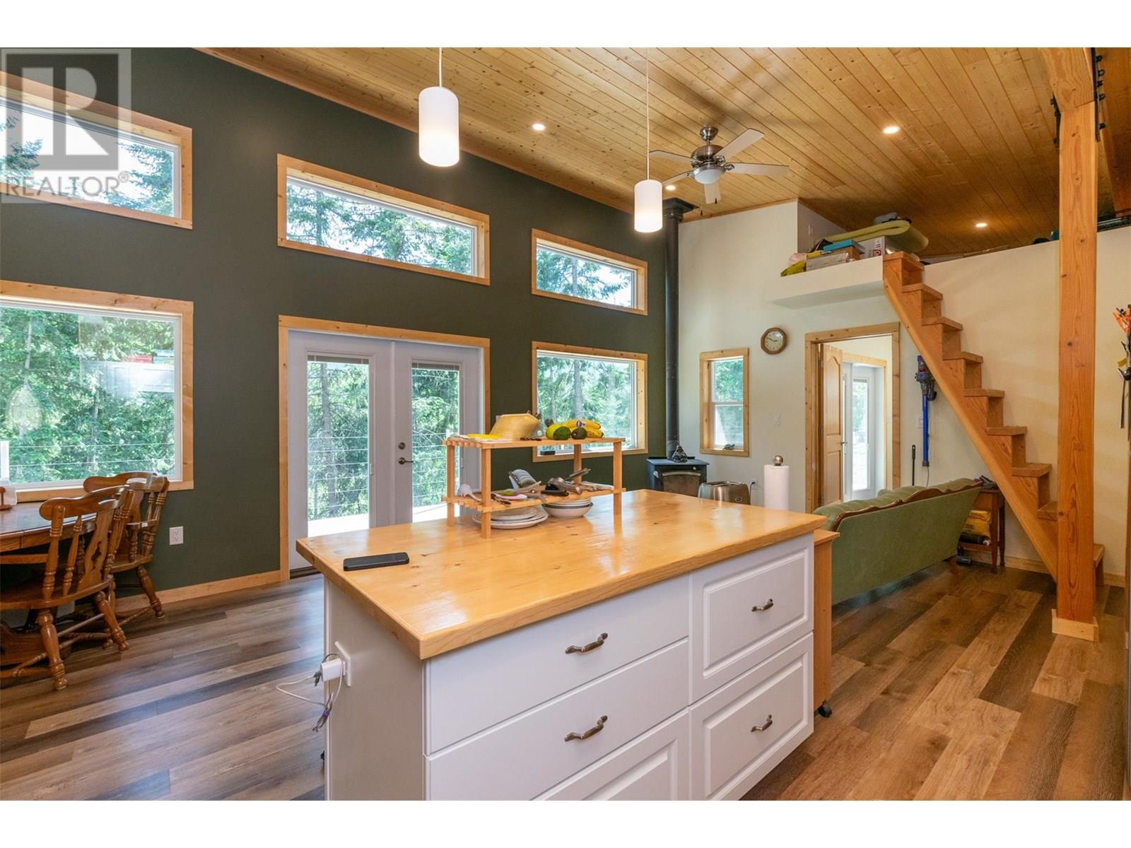 1771 Skimikin Road, Tappen