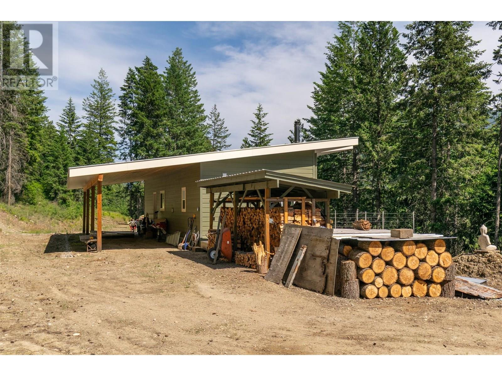 1771 Skimikin Road, Tappen