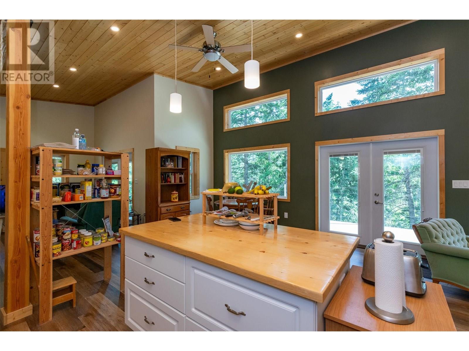 1771 Skimikin Road, Tappen