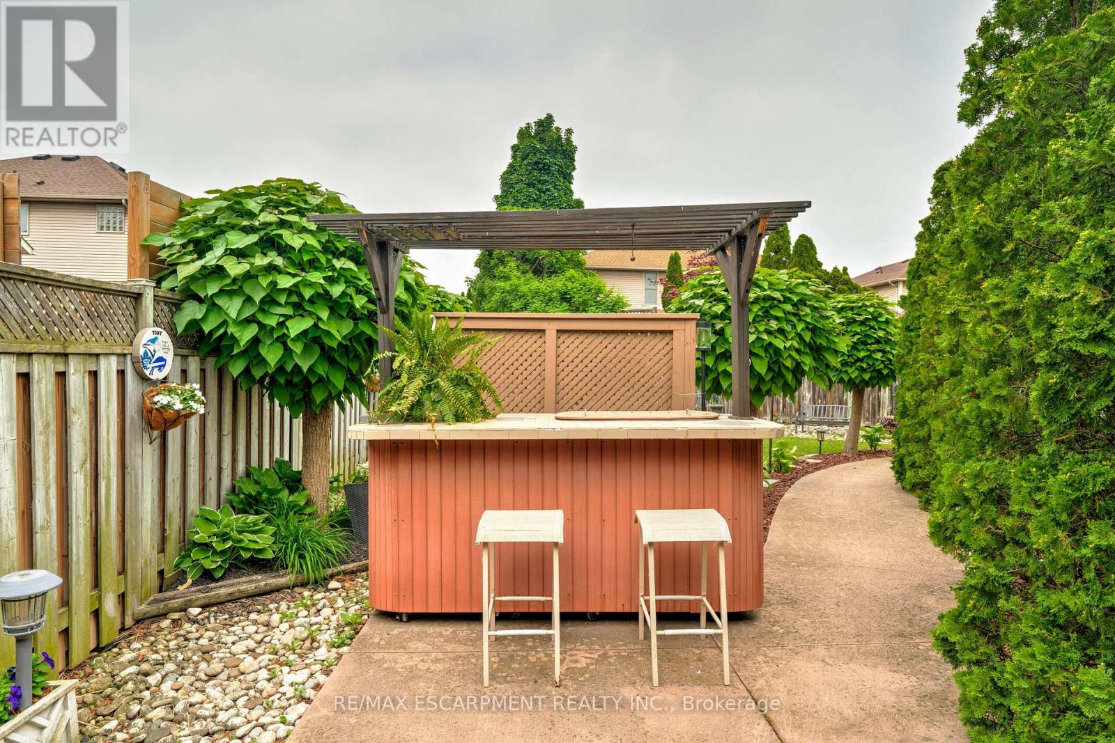 Photo 35 of 9 Sugarberry Court, Hamilton ON