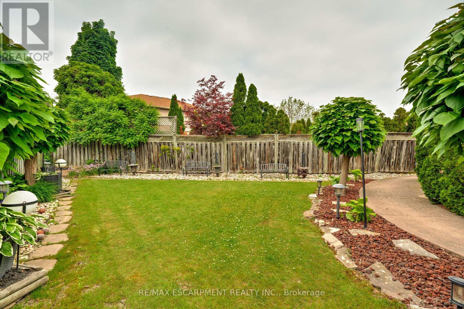 Photo 36 of 9 Sugarberry Court, Hamilton ON