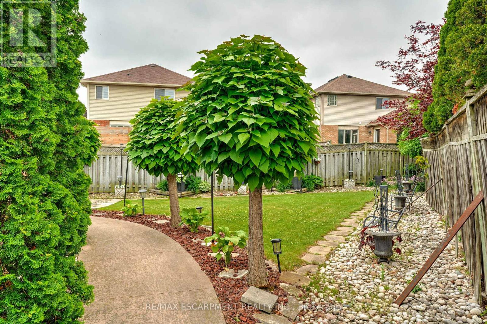 Photo 38 of 9 Sugarberry Court, Hamilton ON