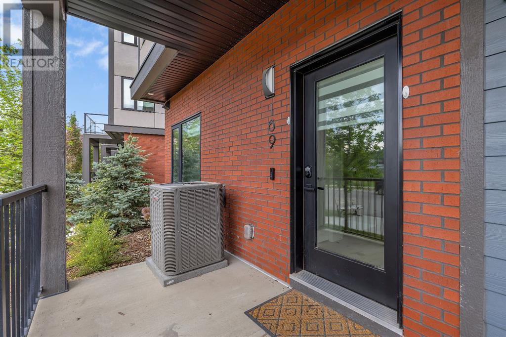 Single Family House for Sale in  Greenbriar Place NW Greenwood/Greenbriar Calgary 