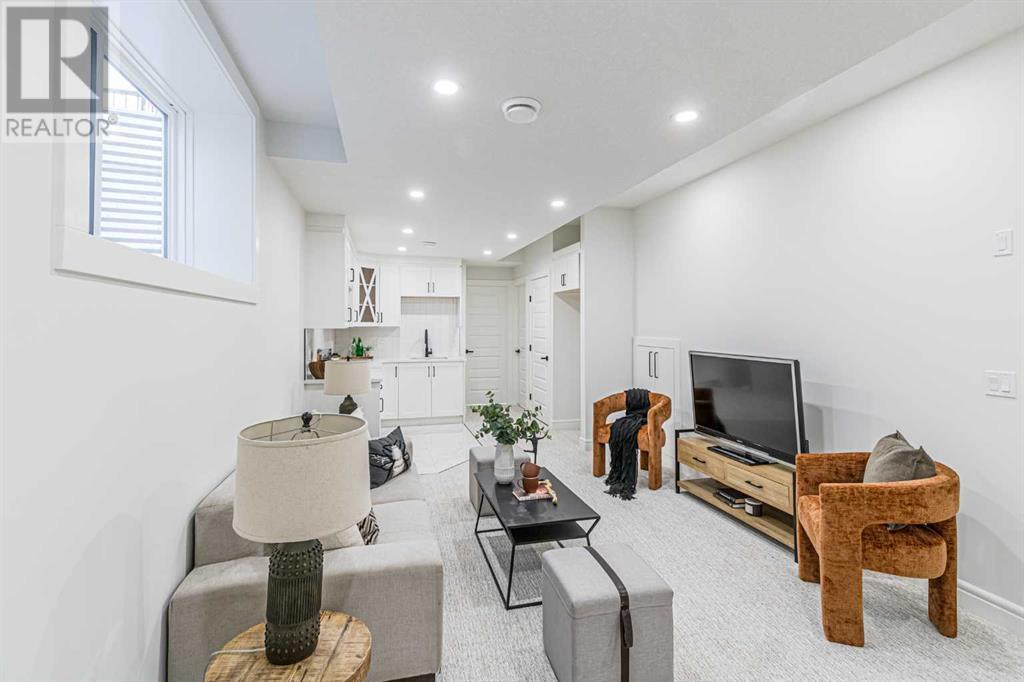 Single Family House for Sale in  Broadview Road NW West Hillhurst Calgary 