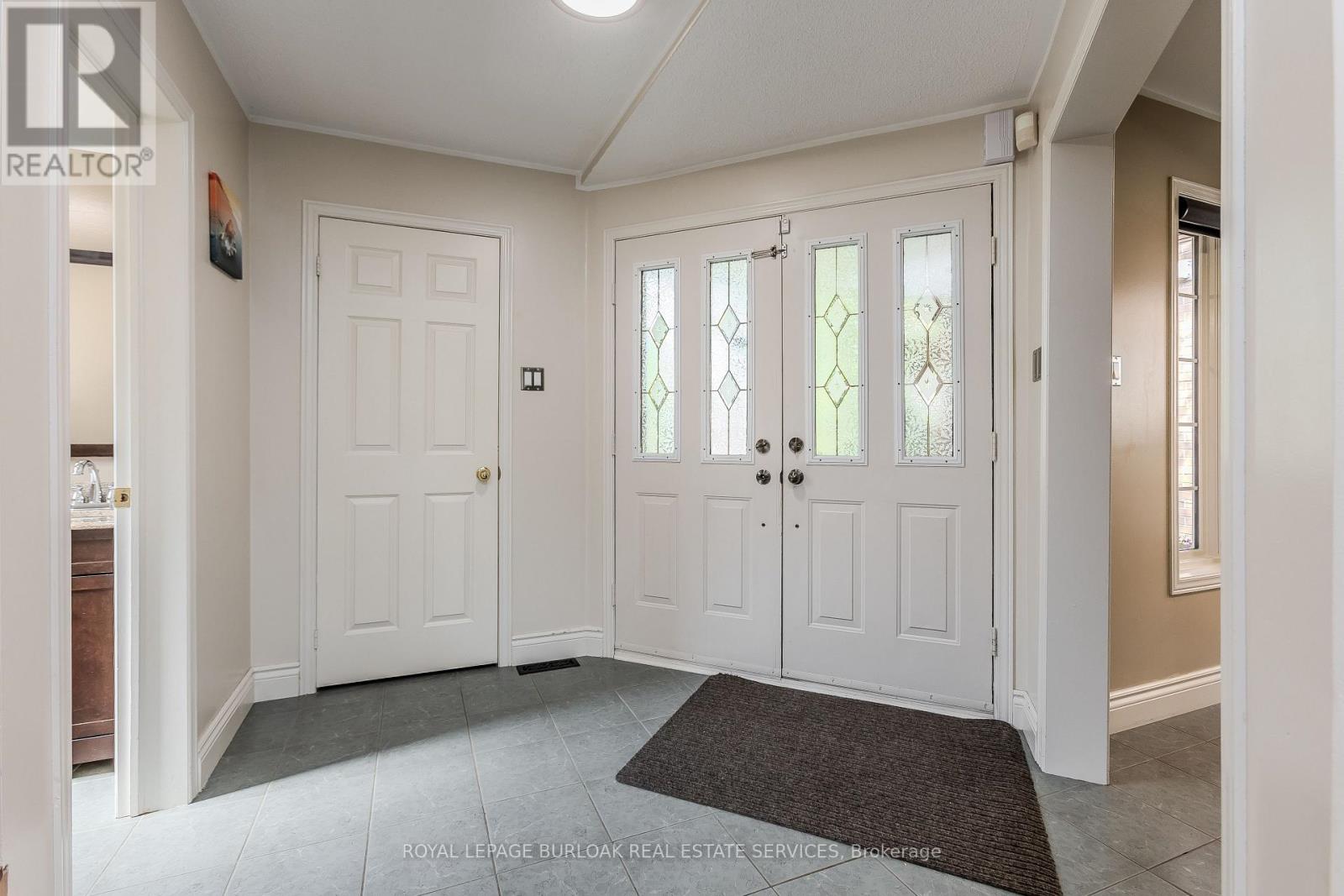 Photo 9 of 561 Phoebe Crescent, Burlington ON