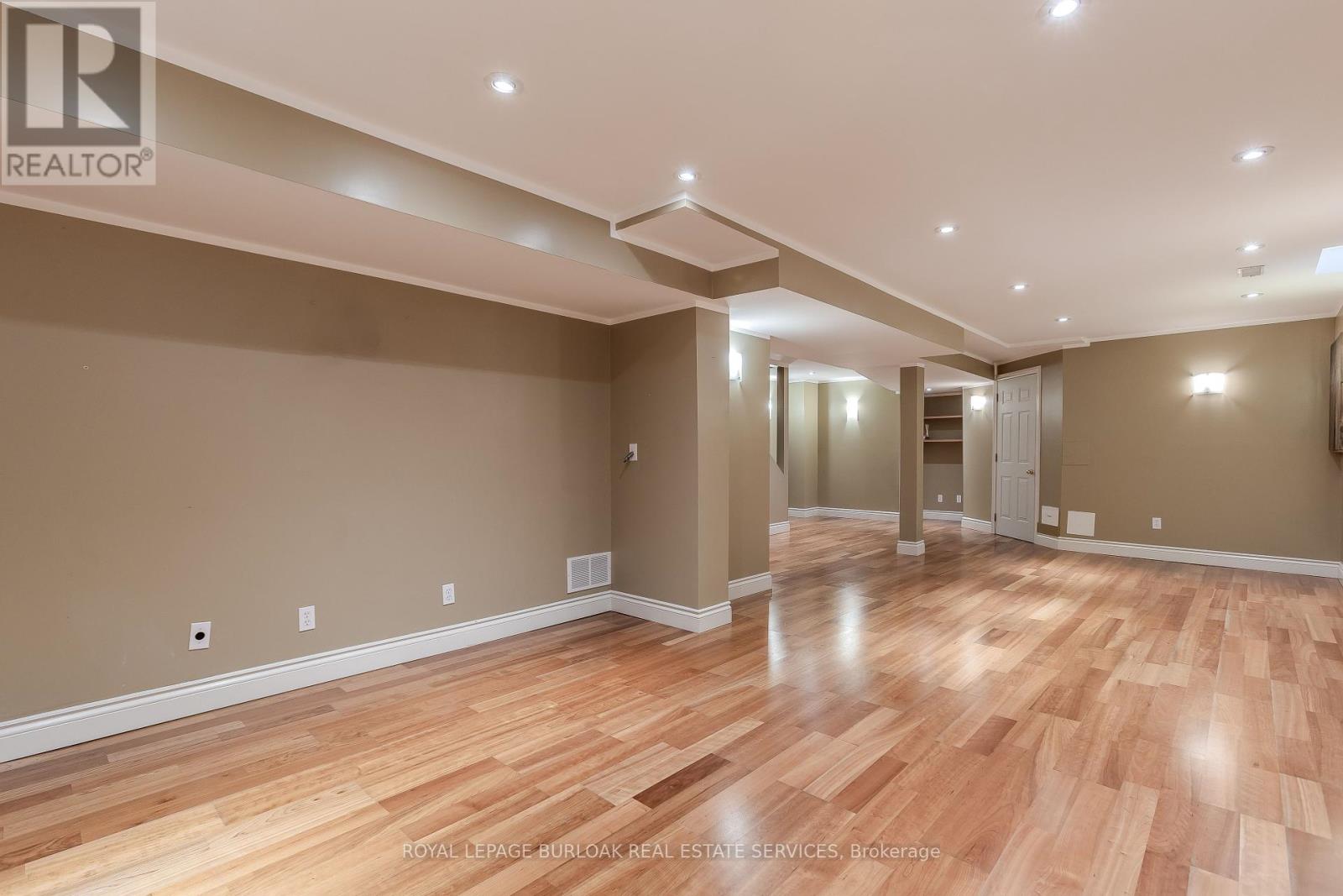 Photo 14 of 561 Phoebe Crescent, Burlington ON