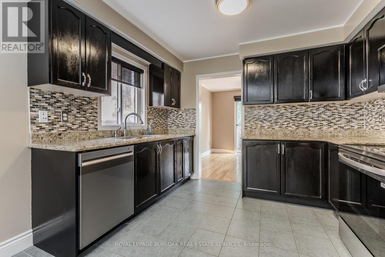 Photo 19 of 561 Phoebe Crescent, Burlington ON