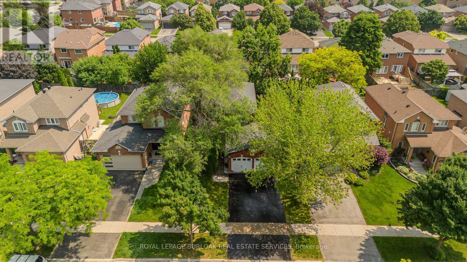 Photo 16 of 561 Phoebe Crescent, Burlington ON
