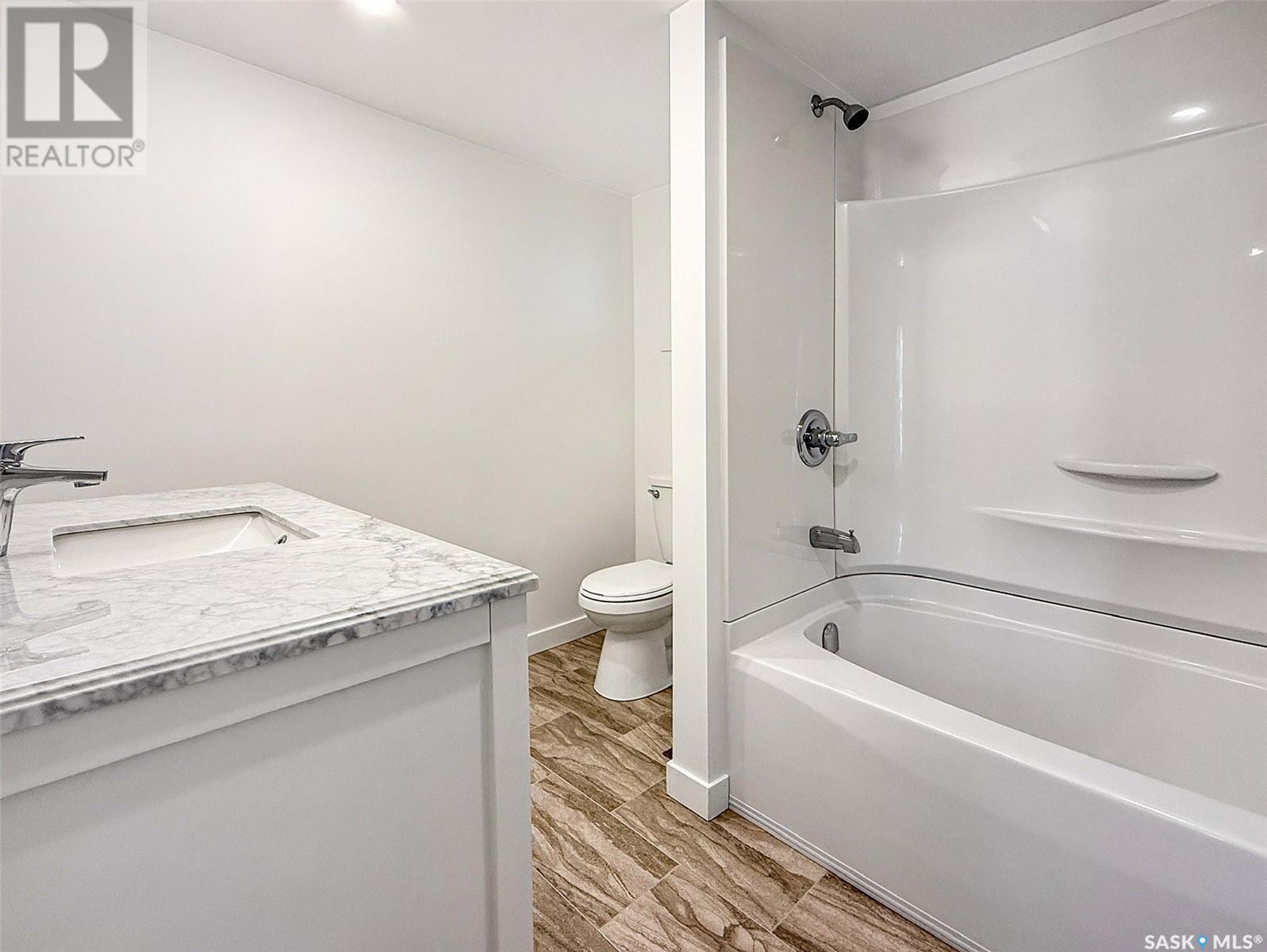 Single Family House 2 Level for Sale in  rd AVENUE NE Swift Current 