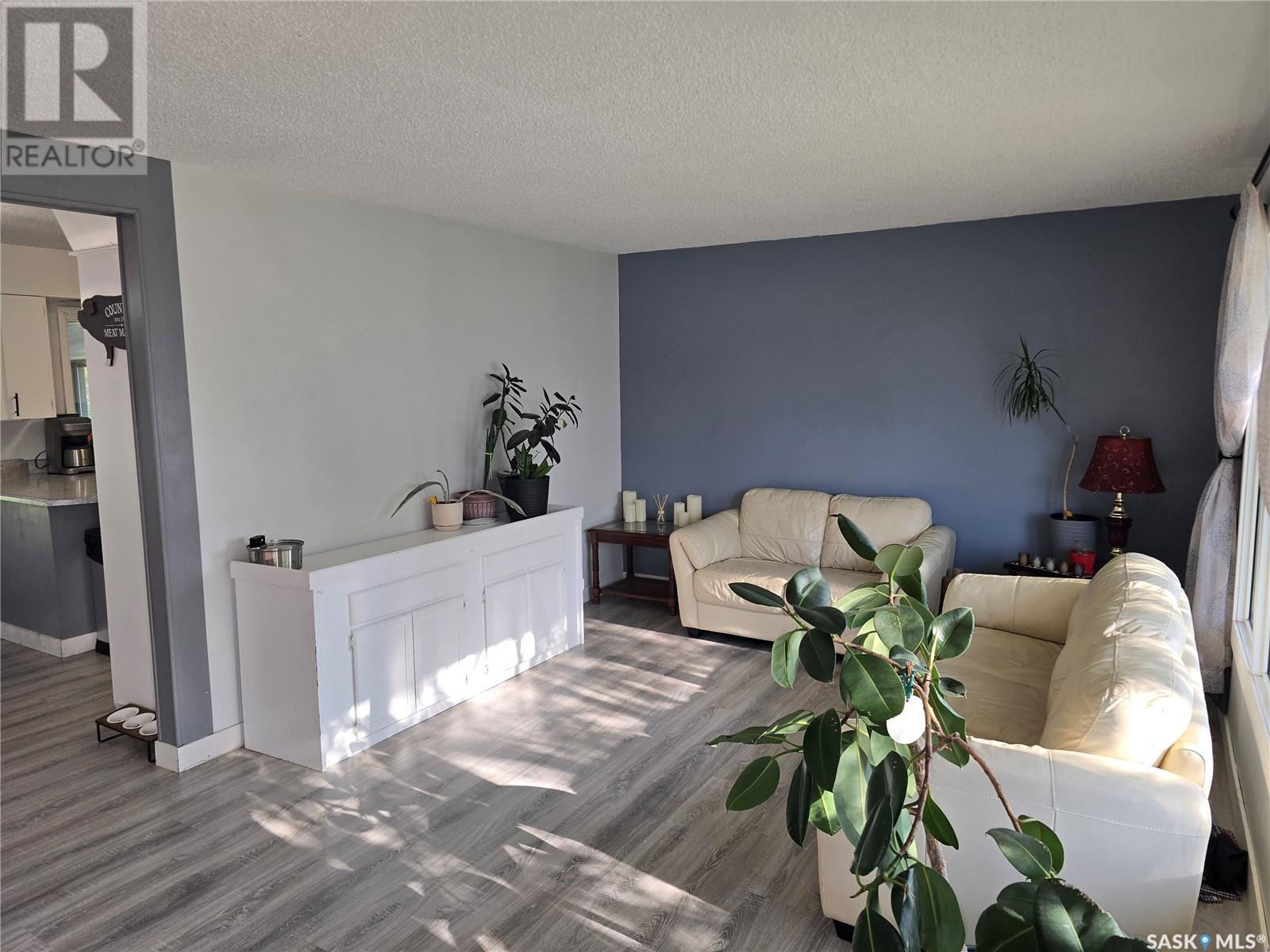 Photo 4 of 212 8th Street E, Wynyard SK
